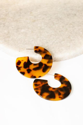 Clara Wide Tortoise Hoop Earring